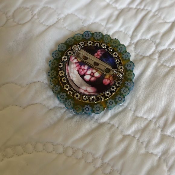 Artistic Brooch - Picture 2 of 4